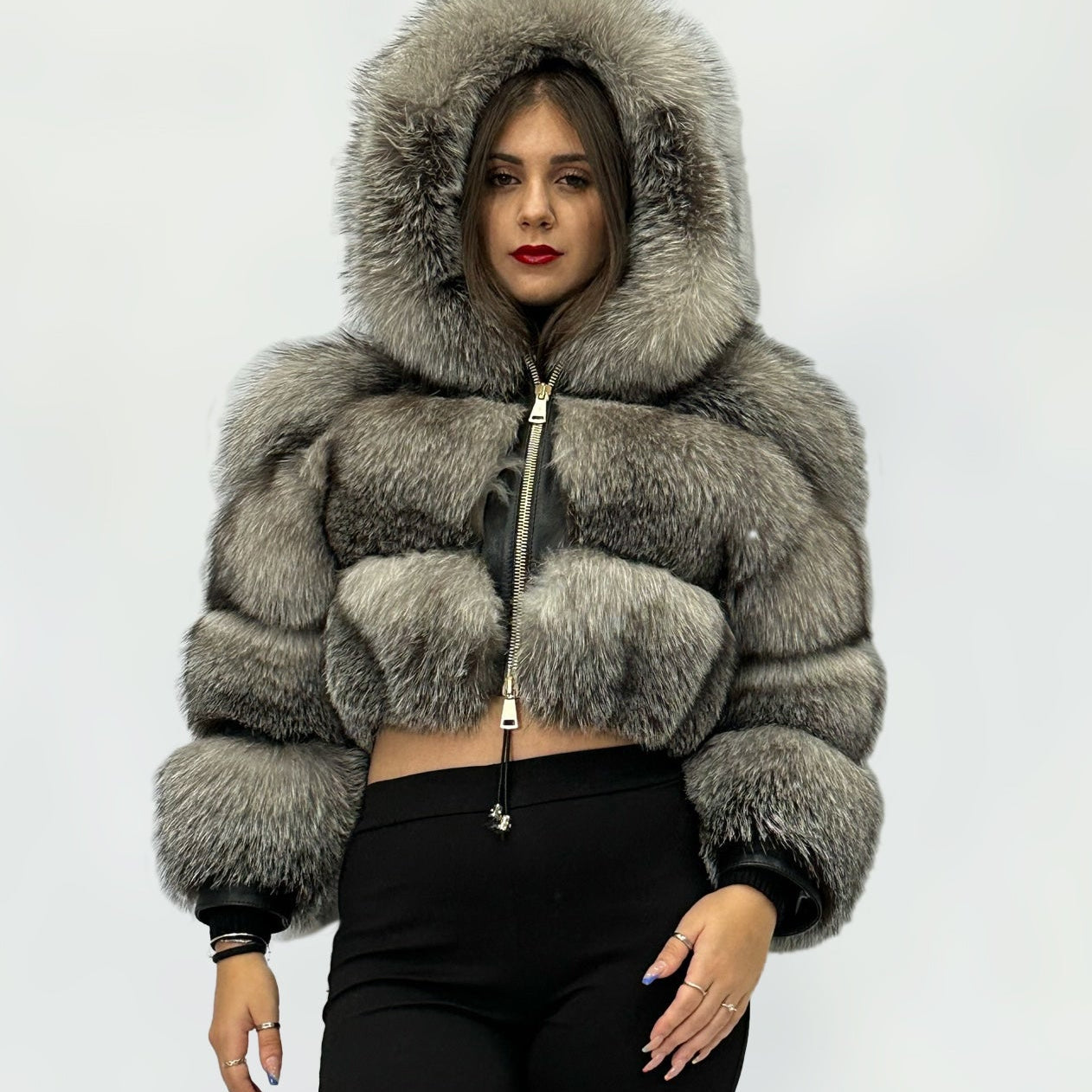 Lucy • Giacca corta di volpe e pelle nappa con cappuccio e cerniera • Frost - Maison Hu