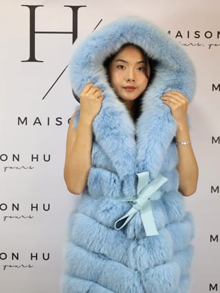 Kate con ganci, smanicato in pelliccia di volpe Maison Hu colore celeste — immagine 13