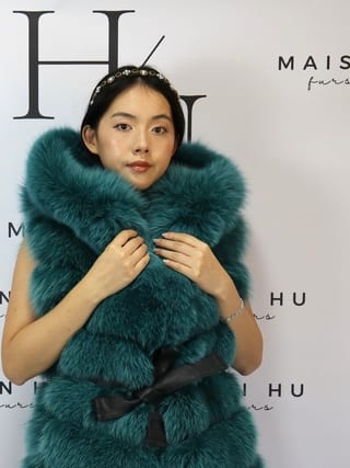 Kate con cerniera, smanicato in pelliccia di volpe Maison Hu colore turchese — immagine 4