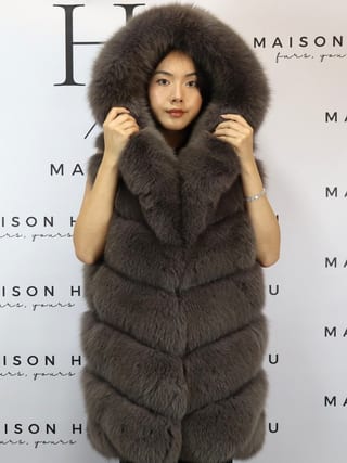 Kate con ganci, smanicato in pelliccia di volpe Maison Hu colore grigio scuro — immagine 19