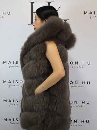 Kate con ganci, smanicato in pelliccia di volpe Maison Hu colore grigio scuro — immagine 3