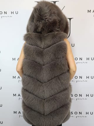 Kate con ganci, smanicato in pelliccia di volpe Maison Hu colore grigio scuro — immagine 11