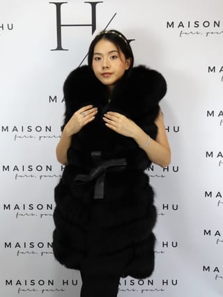 Kate con ganci, smanicato in pelliccia di volpe Maison Hu colore nero — immagine 16