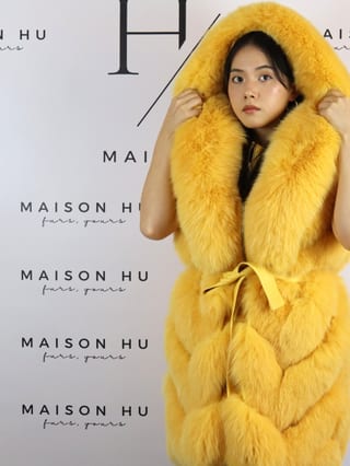 Lily con cerniera, smanicato in pelliccia di volpe Maison Hu colore giallo — immagine 15