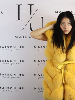 Lily con cerniera, smanicato in pelliccia di volpe Maison Hu colore giallo — immagine 19