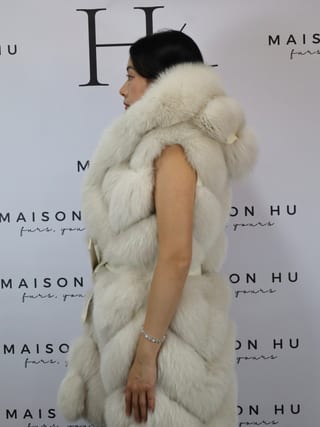 Lily con ganci, smanicato in pelliccia di volpe Maison Hu colore champagne — immagine 36