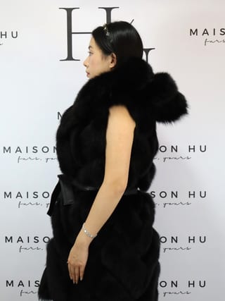 Lily con ganci, smanicato in pelliccia di volpe Maison Hu colore nero — immagine 20