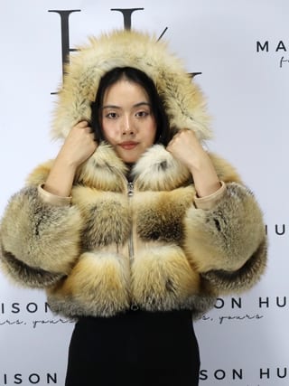 Lucy, giacca in pelliccia di volpe Maison Hu colore gold — immagine 28