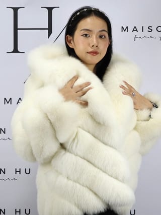 Mia con cappuccio, giacca in pelliccia di volpe Maison Hu colore bianco — immagine 10