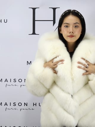 Mia con cappuccio, giacca in pelliccia di volpe Maison Hu colore bianco — immagine 18