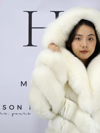 Mia con cappuccio, giacca in pelliccia di volpe Maison Hu colore bianco — immagine 26