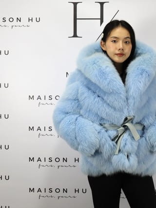 Mia con cappuccio, giacca in pelliccia di volpe Maison Hu colore celeste — immagine 43