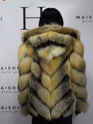 Mia con cappuccio, giacca in pelliccia di volpe Maison Hu colore gold — immagine 4