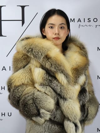 Mia con cappuccio, giacca in pelliccia di volpe Maison Hu colore gold — immagine 12