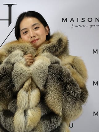 Mia con cappuccio, giacca in pelliccia di volpe Maison Hu colore gold — immagine 20