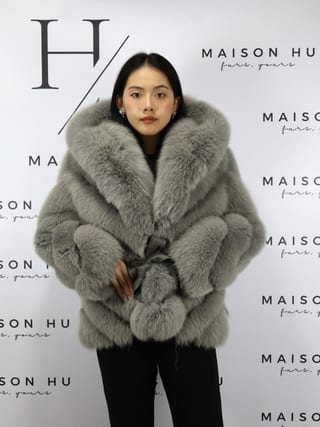 Mia con cappuccio, giacca in pelliccia di volpe Maison Hu colore grigio — immagine 29