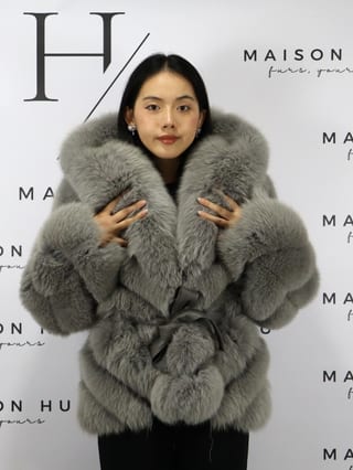Mia con cappuccio, giacca in pelliccia di volpe Maison Hu colore grigio — immagine 37