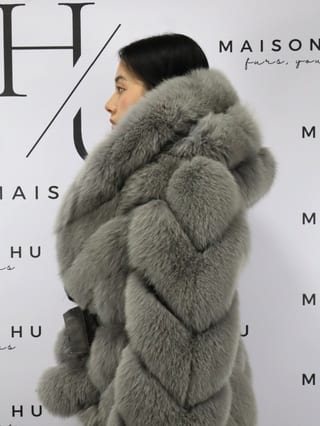 Mia con cappuccio, giacca in pelliccia di volpe Maison Hu colore grigio — immagine 5