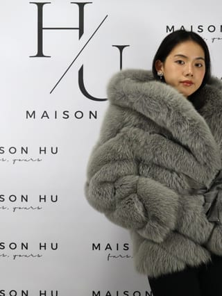 Mia con cappuccio, giacca in pelliccia di volpe Maison Hu colore grigio — immagine 13