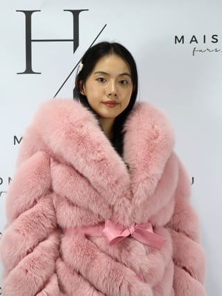 Mia con cappuccio, giacca in pelliccia di volpe Maison Hu colore rosa — immagine 15