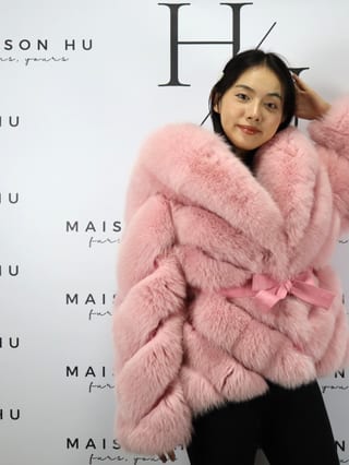 Mia con cappuccio, giacca in pelliccia di volpe Maison Hu colore rosa — immagine 23