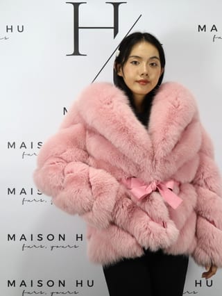 Mia con cappuccio, giacca in pelliccia di volpe Maison Hu colore rosa — immagine 31