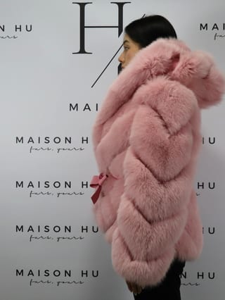 Mia con cappuccio, giacca in pelliccia di volpe Maison Hu colore rosa — immagine 39