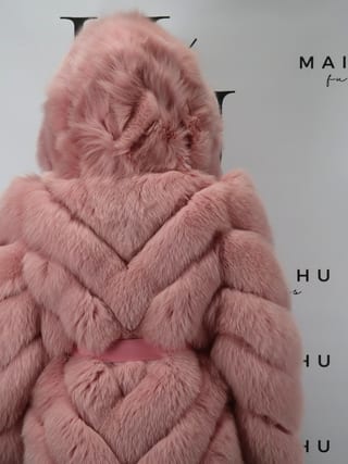 Mia con cappuccio, giacca in pelliccia di volpe Maison Hu colore rosa — immagine 47