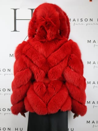 Mia con cappuccio, giacca in pelliccia di volpe Maison Hu colore rosso — immagine 32