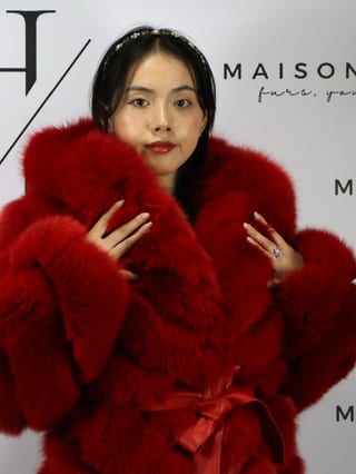 Mia con cappuccio, giacca in pelliccia di volpe Maison Hu colore rosso — immagine 40
