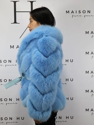 Mia senza cappuccio, giacca in pelliccia di volpe Maison Hu colore azzurro — immagine 3