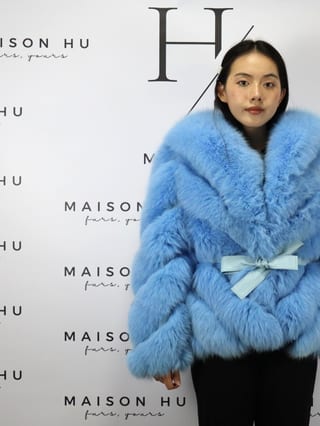 Mia senza cappuccio, giacca in pelliccia di volpe Maison Hu colore azzurro — immagine 11
