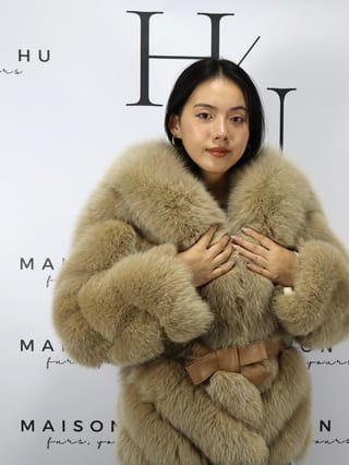 Mia senza cappuccio, giacca in pelliccia di volpe Maison Hu colore beige — immagine 6