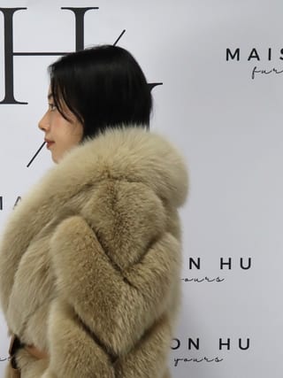 Mia senza cappuccio, giacca in pelliccia di volpe Maison Hu colore beige — immagine 10