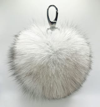 Pom-Pom, accessorio in pelliccia di volpe Maison Hu colore bianco — immagine 17